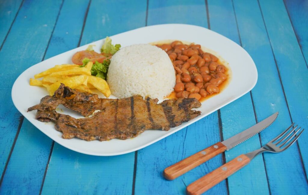 arroz con menestra y carne